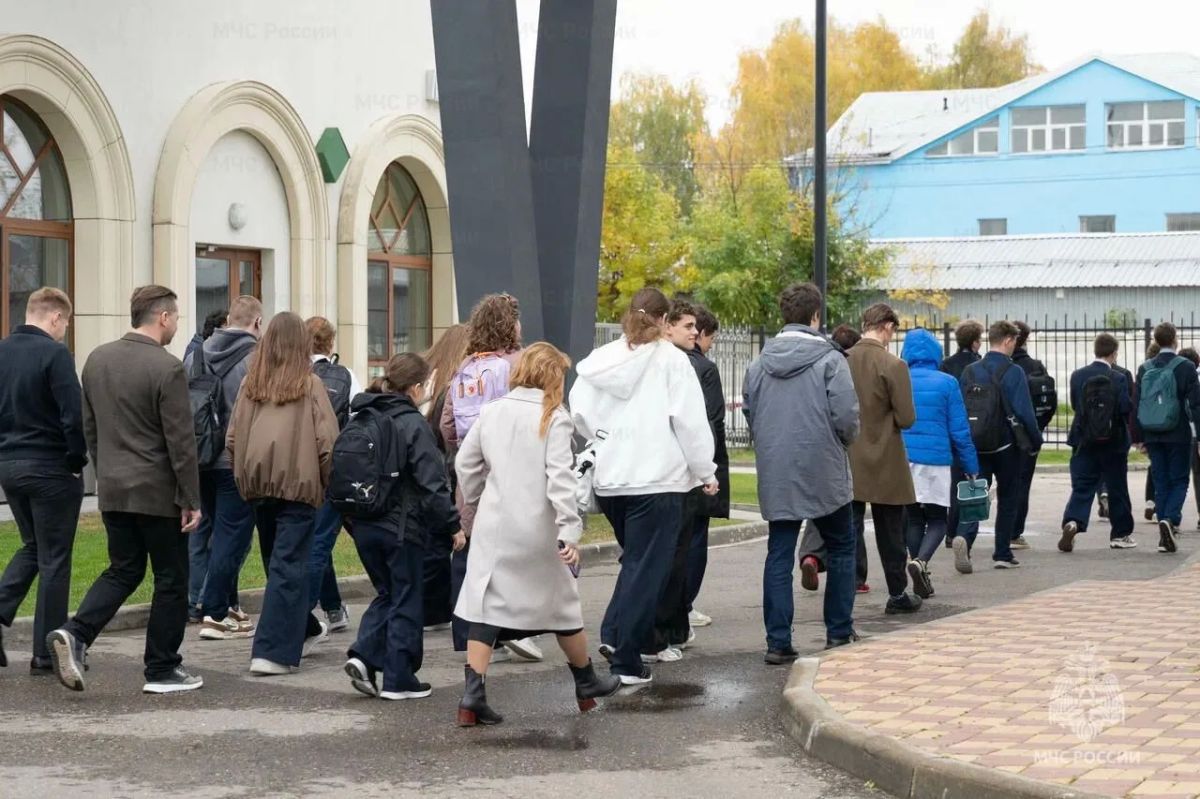 В Долгопрудном под контролем МЧС России состоялась тренировка по эвакуации в Физтех лицее им. П. Л. Капицы В Долгопрудном под контролем МЧС России состоялась тренировка по эвакуации в Физтех лицее им. П. Л. Капицы