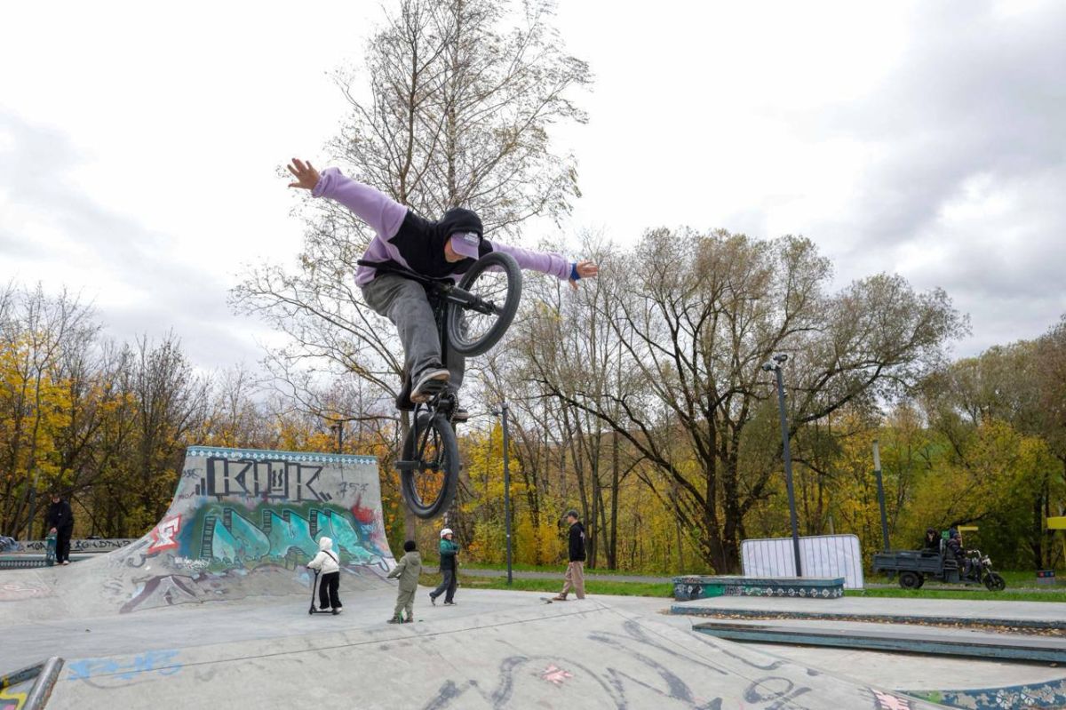 Выставка эксклюзивных автомобилей, трюки на BMX и стрит-арт: как парк Талалихина отметил День города Выставка эксклюзивных автомобилей, трюки на BMX и стрит-арт: как парк Талалихина отметил День города