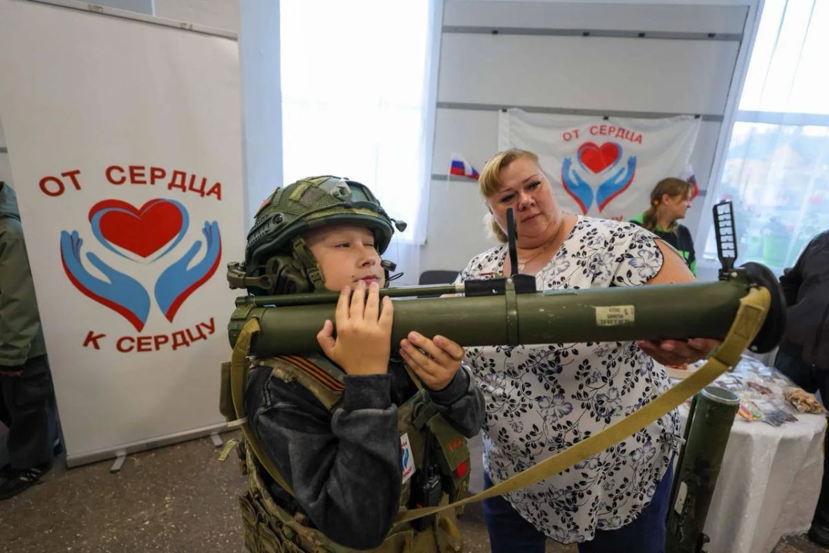 От открыток до фланкировки шашкой: в «Территории будущего» отметили День города От открыток до фланкировки шашкой: в «Территории будущего» отметили День города