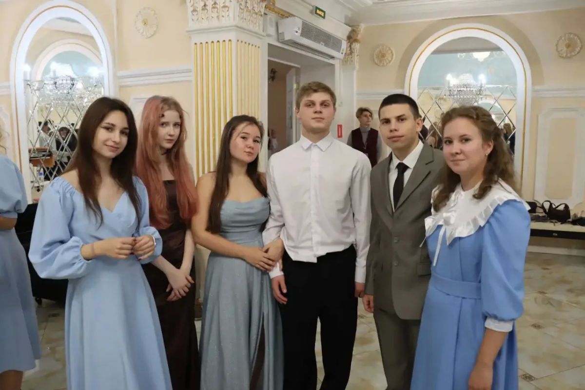 Сергей Мужальских: В Доме культуры «Металлург» состоялся IV Покровский молодёжный бал, который уже стал доброй традицией для нашего округа Сергей Мужальских: В Доме культуры «Металлург» состоялся IV Покровский молодёжный бал, который уже стал доброй традицией для нашего округа