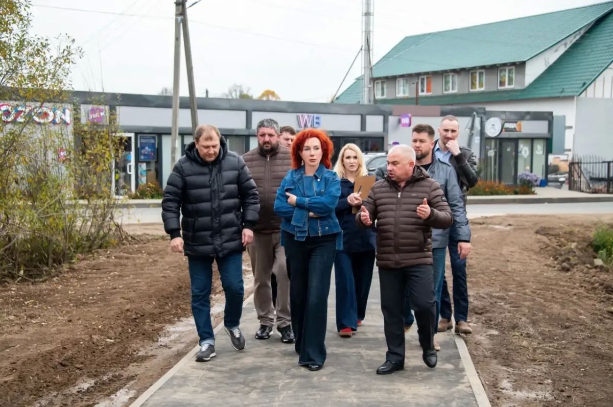Татьяна Витушева: Во время рабочего выезда в Лесодолгоруково и Кашино осмотрела новые линии уличного освещения и тротуар к железнодорожной станции Татьяна Витушева: Во время рабочего выезда в Лесодолгоруково и Кашино осмотрела новые линии уличного освещения и тротуар к железнодорожной станции