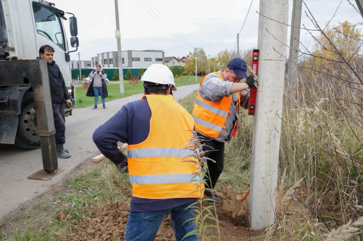В округе продолжается реализация проекта «Светлый город»: новые линии наружного освещения монтируются в селе Покров В округе продолжается реализация проекта «Светлый город»: новые линии наружного освещения монтируются в селе Покров