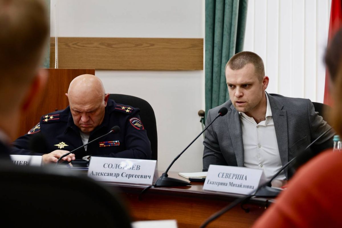 Еженедельное оперативное совещание: кадровые перемены, отопление и уборка дворов Еженедельное оперативное совещание: кадровые перемены, отопление и уборка дворов