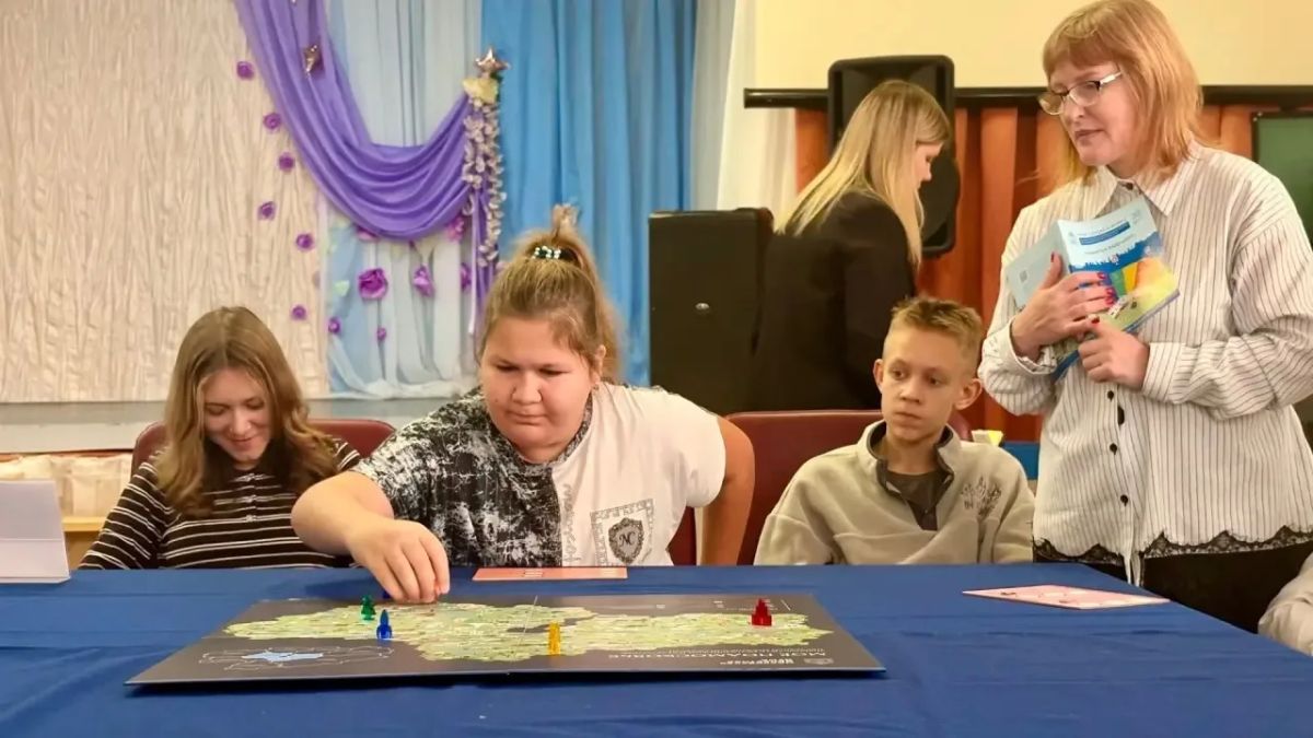 В рамках чемпионата по игре «Моё Подмосковье» команды школ со всего городского округа продемонстрировали свои знания о родном крае в МОУ ДО «Центр внешкольной работы» В рамках чемпионата по игре «Моё Подмосковье» команды школ со всего городского округа продемонстрировали свои знания о родном крае в МОУ ДО «Центр внешкольной работы»