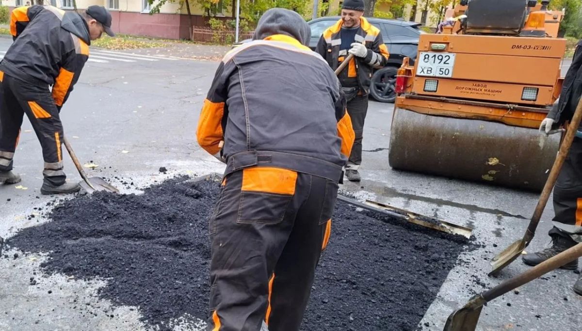 За выходные дни сотрудники городского предприятия «Автобытдор» провели ремонт дорожного полотна на дорогах и дворовых проездах по следующим адресам: