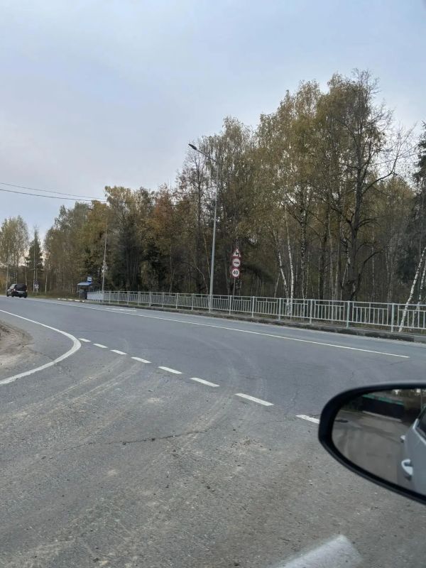 Специалисты АО «Дорожное эксплуатационное предприятие № 19» (ДЭП 19) завершили работы по обустройству пешеходного тротуара к остановочному пункту «ДРП» на автомобильной дороге А-107 «Московское малое кольцо»