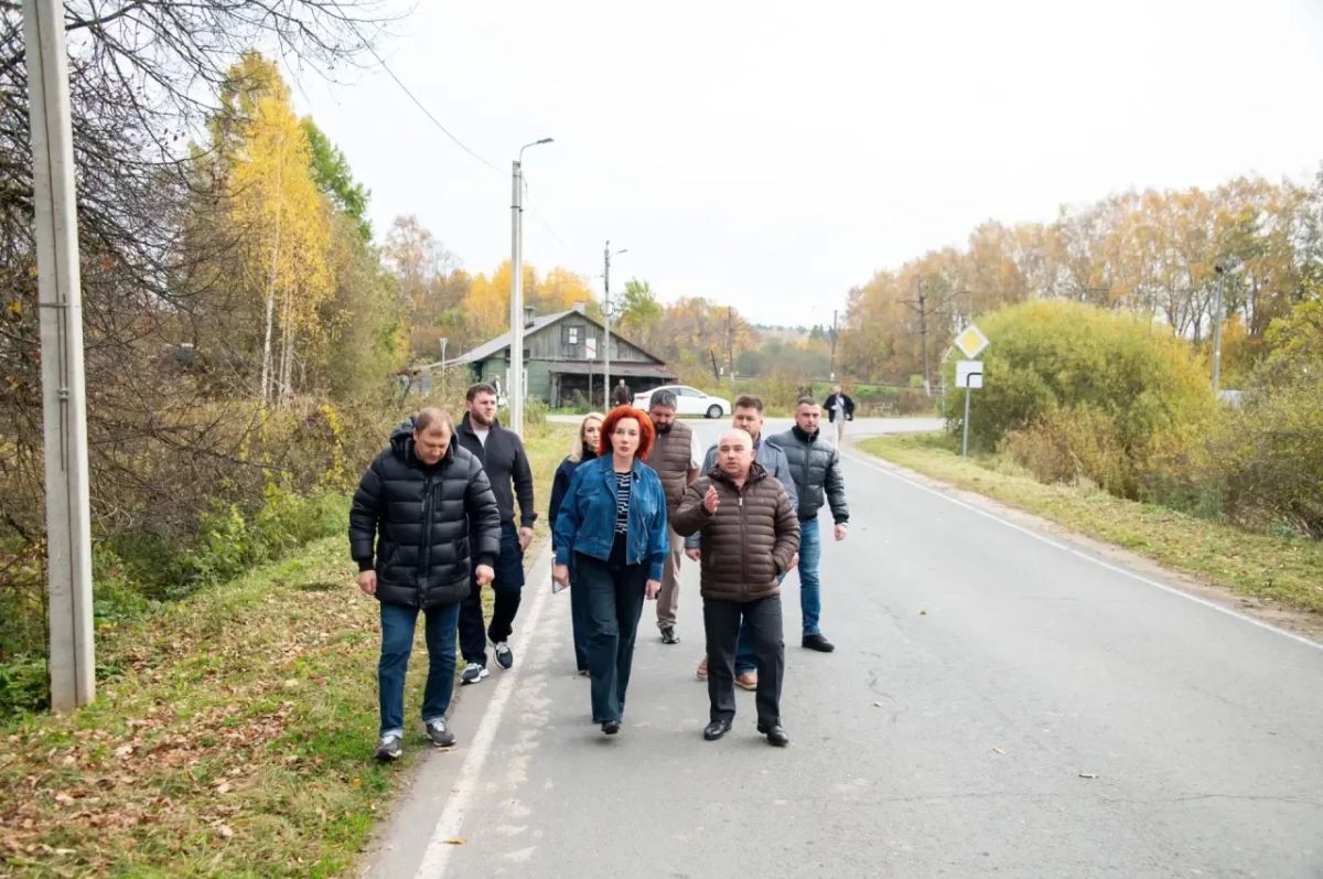 Татьяна Витушева: Во время рабочего выезда в Лесодолгоруково и Кашино осмотрела новые линии уличного освещения и тротуар к железнодорожной станции Татьяна Витушева: Во время рабочего выезда в Лесодолгоруково и Кашино осмотрела новые линии уличного освещения и тротуар к железнодорожной станции