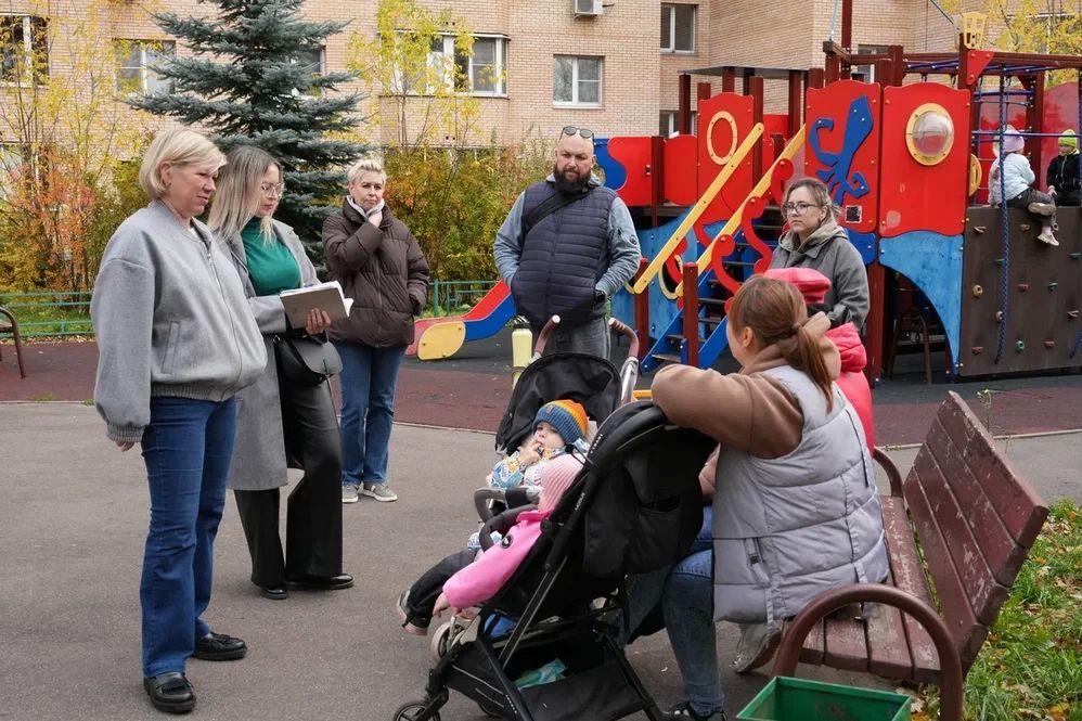 На связи с жителями. . Заместители главы Красногорска продолжают практику обходов территории и встреч с жителями На связи с жителями. . Заместители главы Красногорска продолжают практику обходов территории и встреч с жителями