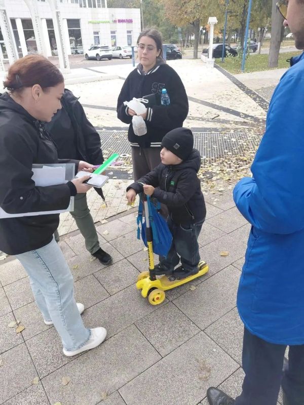 В Городском округе Коломна прошла профилактическая акция «Засветись!» Сотрудники администрации, волонтеры и общественники вышли на улицы, чтобы напомнить пешеходам о правилах безопасности на дороге в темное время суток В Городском округе Коломна прошла профилактическая акция «Засветись!» Сотрудники администрации, волонтеры и общественники вышли на улицы, чтобы напомнить пешеходам о правилах безопасности на дороге в темное время суток