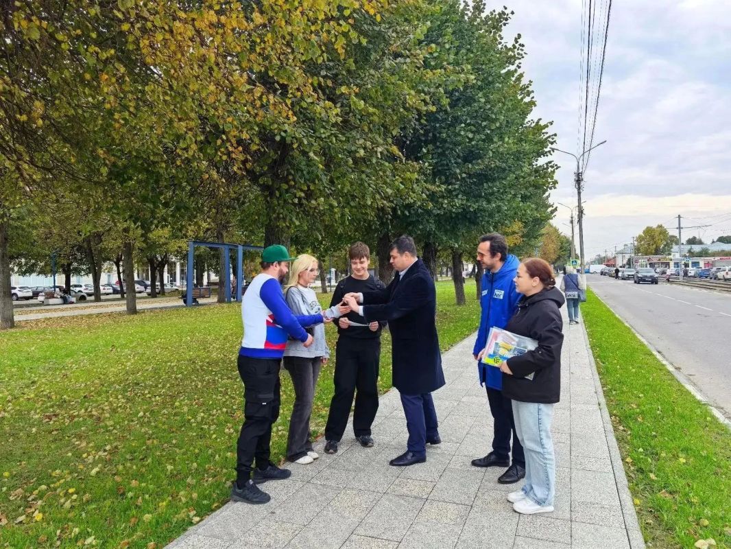 В Городском округе Коломна прошла профилактическая акция «Засветись!» Сотрудники администрации, волонтеры и общественники вышли на улицы, чтобы напомнить пешеходам о правилах безопасности на дороге в темное время суток