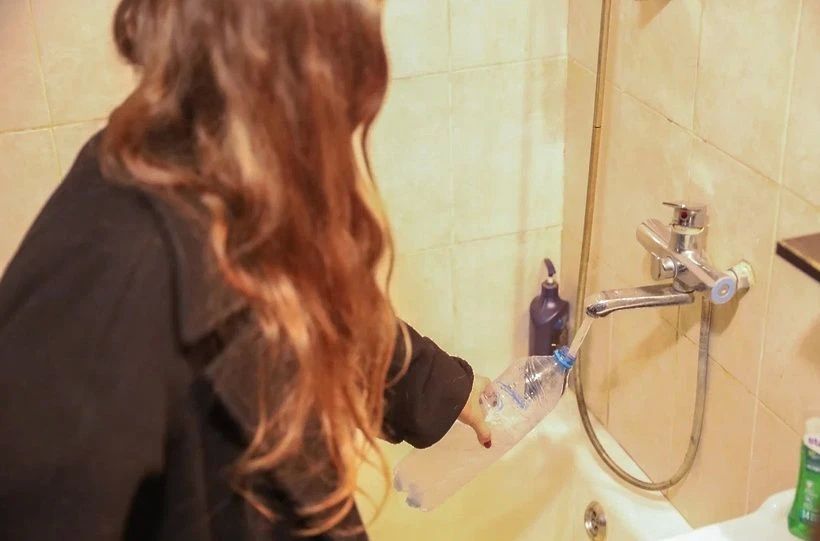 В Поваровке проверяют качество горячей воды В Поваровке проверяют качество горячей воды