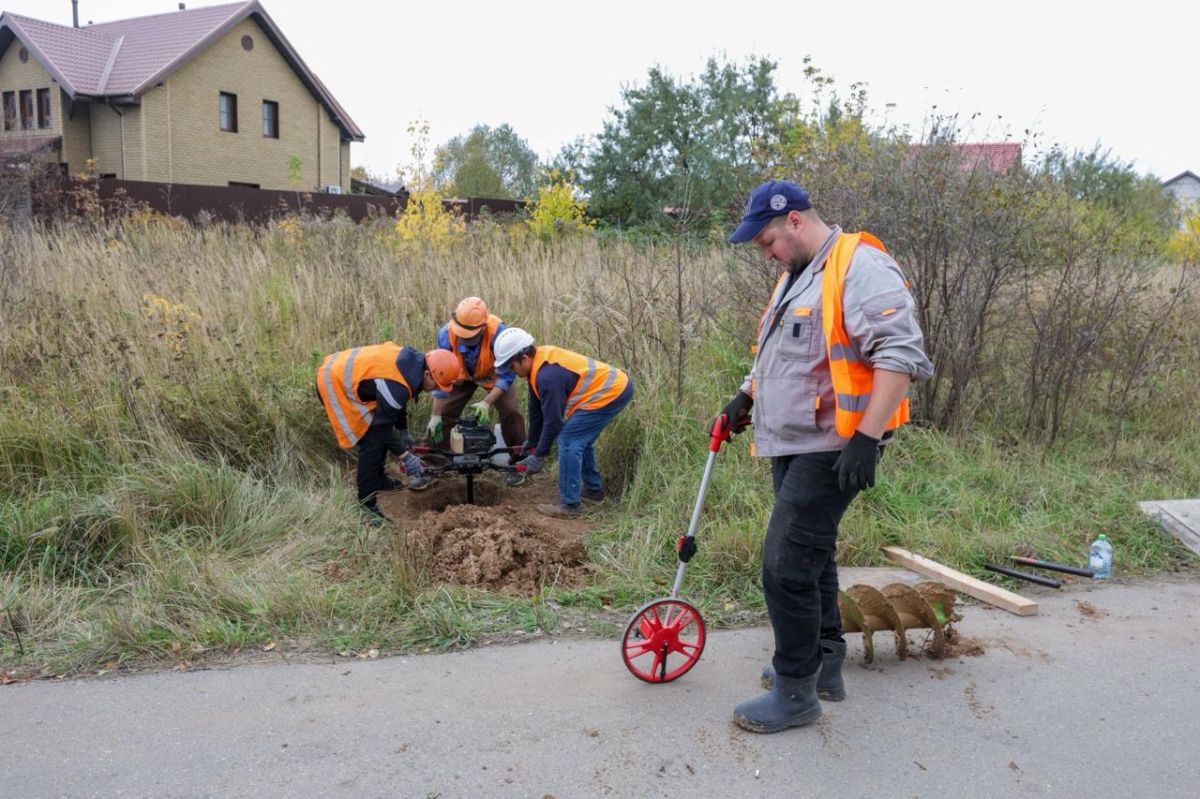 В округе продолжается реализация проекта «Светлый город»: новые линии наружного освещения монтируются в селе Покров В округе продолжается реализация проекта «Светлый город»: новые линии наружного освещения монтируются в селе Покров