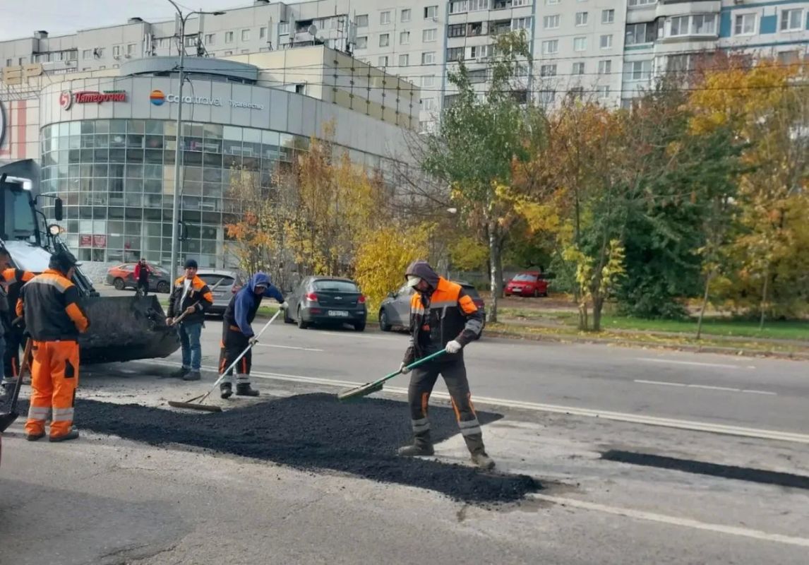 За выходные дни сотрудники городского предприятия «Автобытдор» провели ремонт дорожного полотна на дорогах и дворовых проездах по следующим адресам: За выходные дни сотрудники городского предприятия «Автобытдор» провели ремонт дорожного полотна на дорогах и дворовых проездах по следующим адресам: