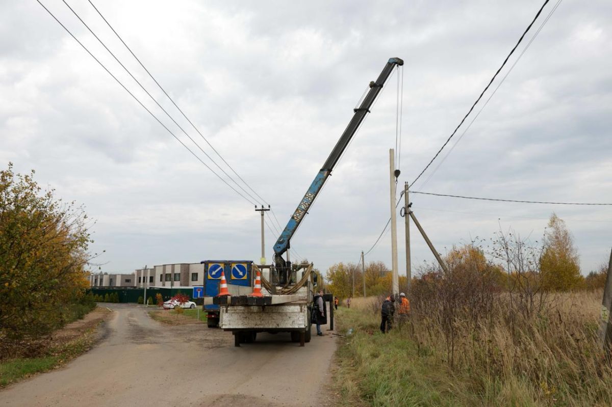 В округе продолжается реализация проекта «Светлый город»: новые линии наружного освещения монтируются в селе Покров