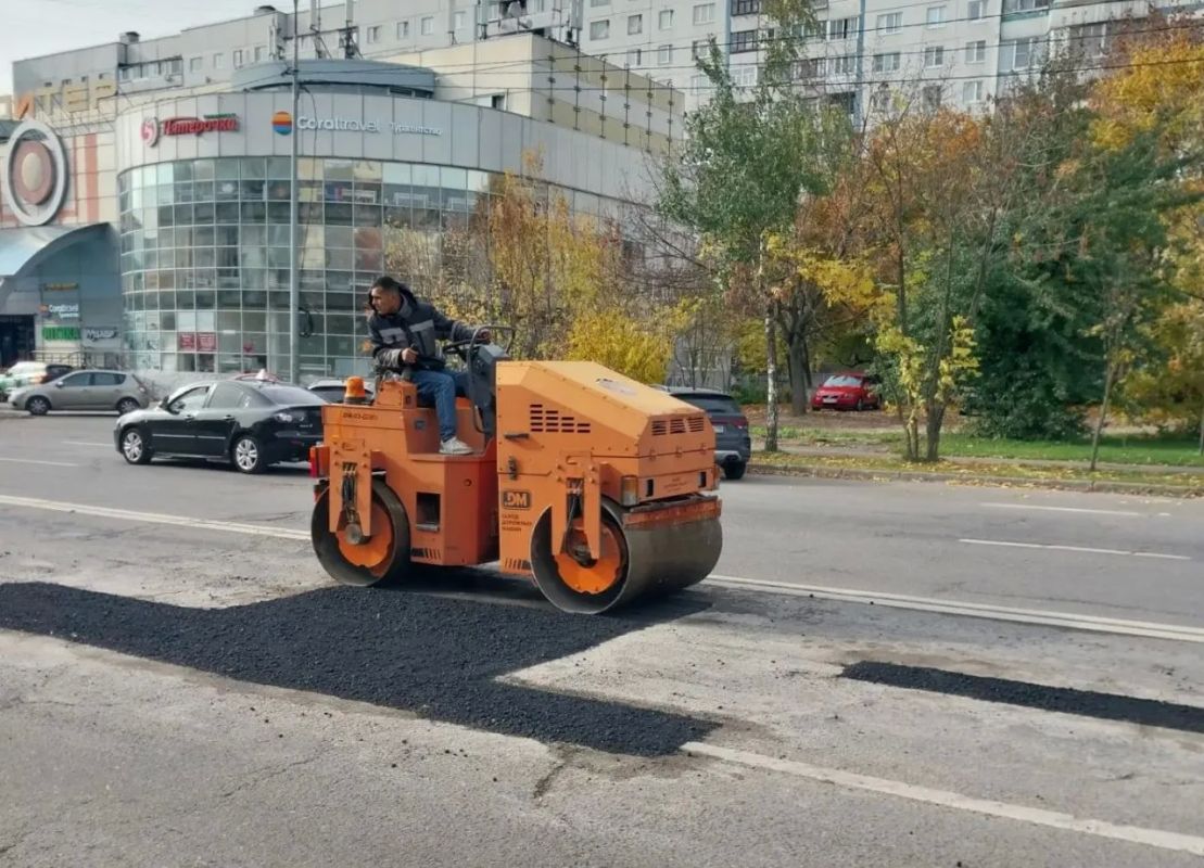 За выходные дни сотрудники городского предприятия «Автобытдор» провели ремонт дорожного полотна на дорогах и дворовых проездах по следующим адресам: За выходные дни сотрудники городского предприятия «Автобытдор» провели ремонт дорожного полотна на дорогах и дворовых проездах по следующим адресам: