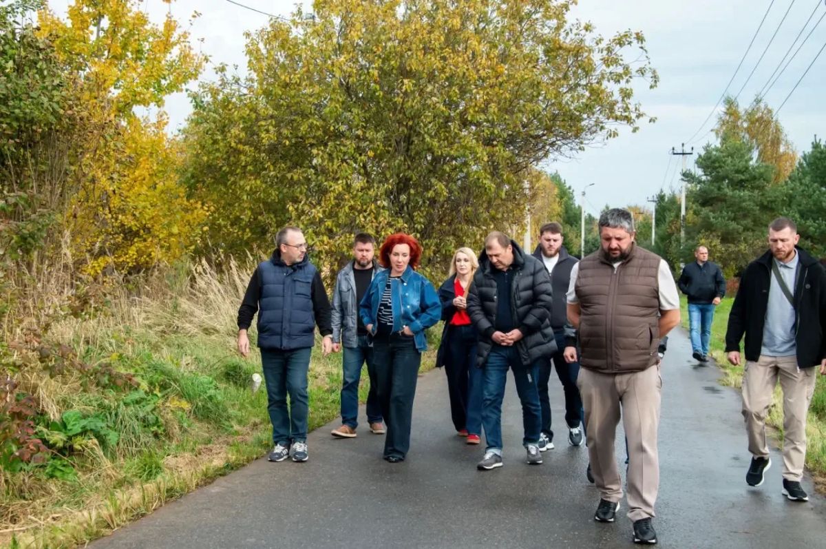 Татьяна Витушева: Во время рабочего выезда в Лесодолгоруково и Кашино осмотрела новые линии уличного освещения и тротуар к железнодорожной станции Татьяна Витушева: Во время рабочего выезда в Лесодолгоруково и Кашино осмотрела новые линии уличного освещения и тротуар к железнодорожной станции