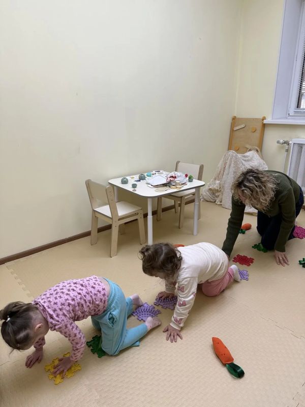 Свои первые шаги к самостоятельности эти дети проходят под чутким руководством реабилитологов Свои первые шаги к самостоятельности эти дети проходят под чутким руководством реабилитологов