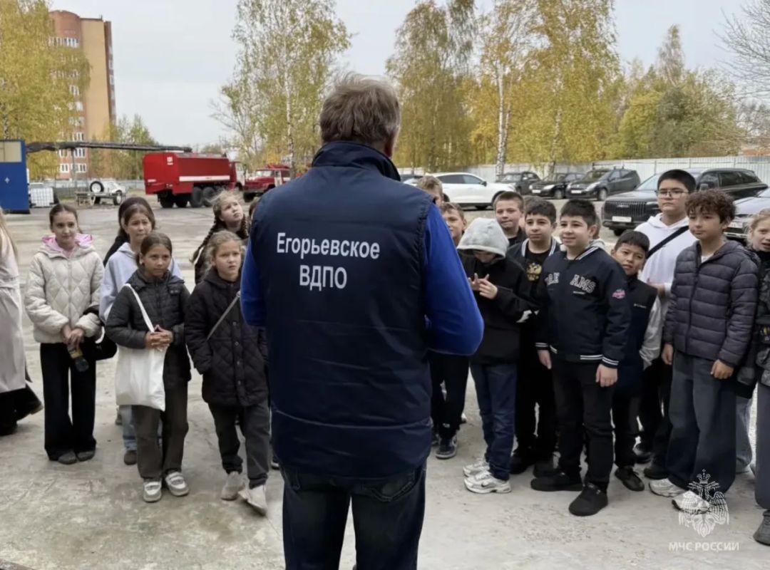 Экскурсия в мир безопасности: школьники Егорьевска побывали в гостях у огнеборцев Экскурсия в мир безопасности: школьники Егорьевска побывали в гостях у огнеборцев