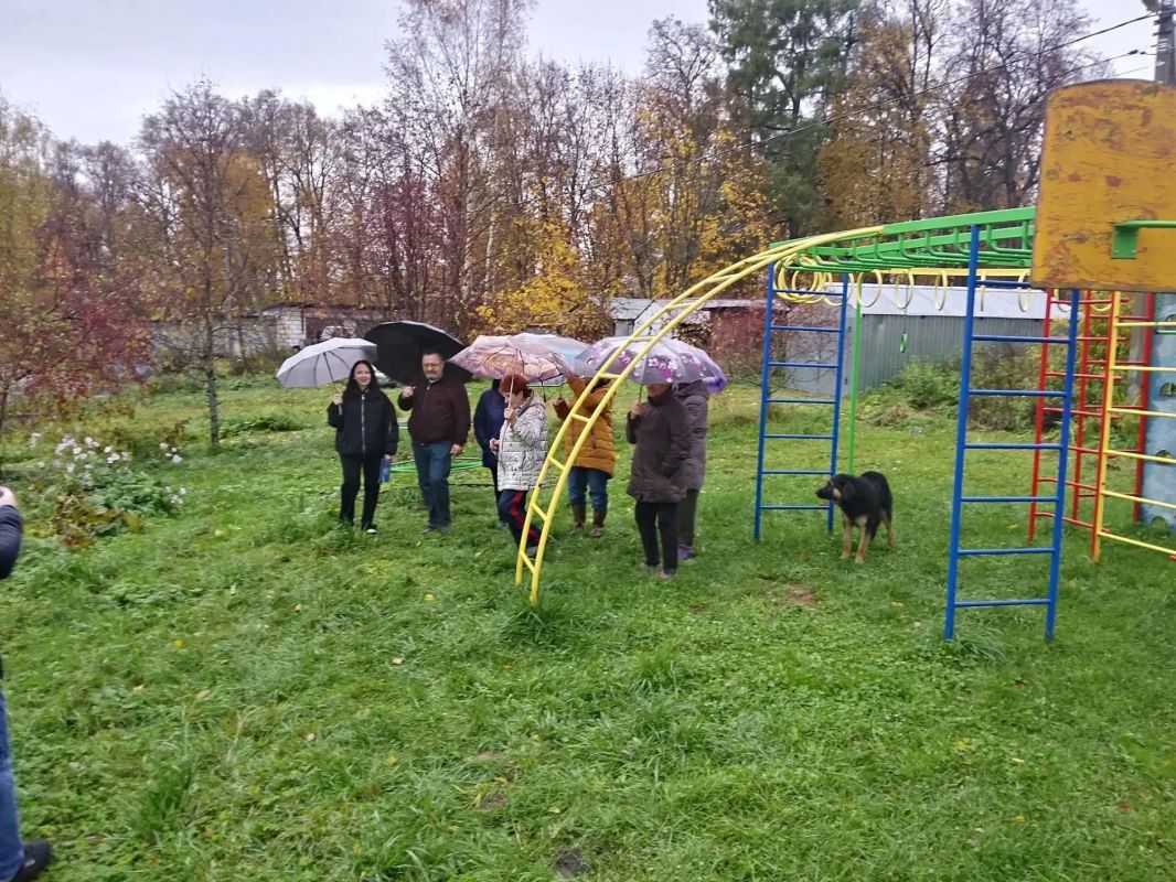 Заместитель главы округа Александр Белоус и депутат окружного Совета депутатов Анна Солдатова встретились с жителями д. Трехселище Заместитель главы округа Александр Белоус и депутат окружного Совета депутатов Анна Солдатова встретились с жителями д. Трехселище