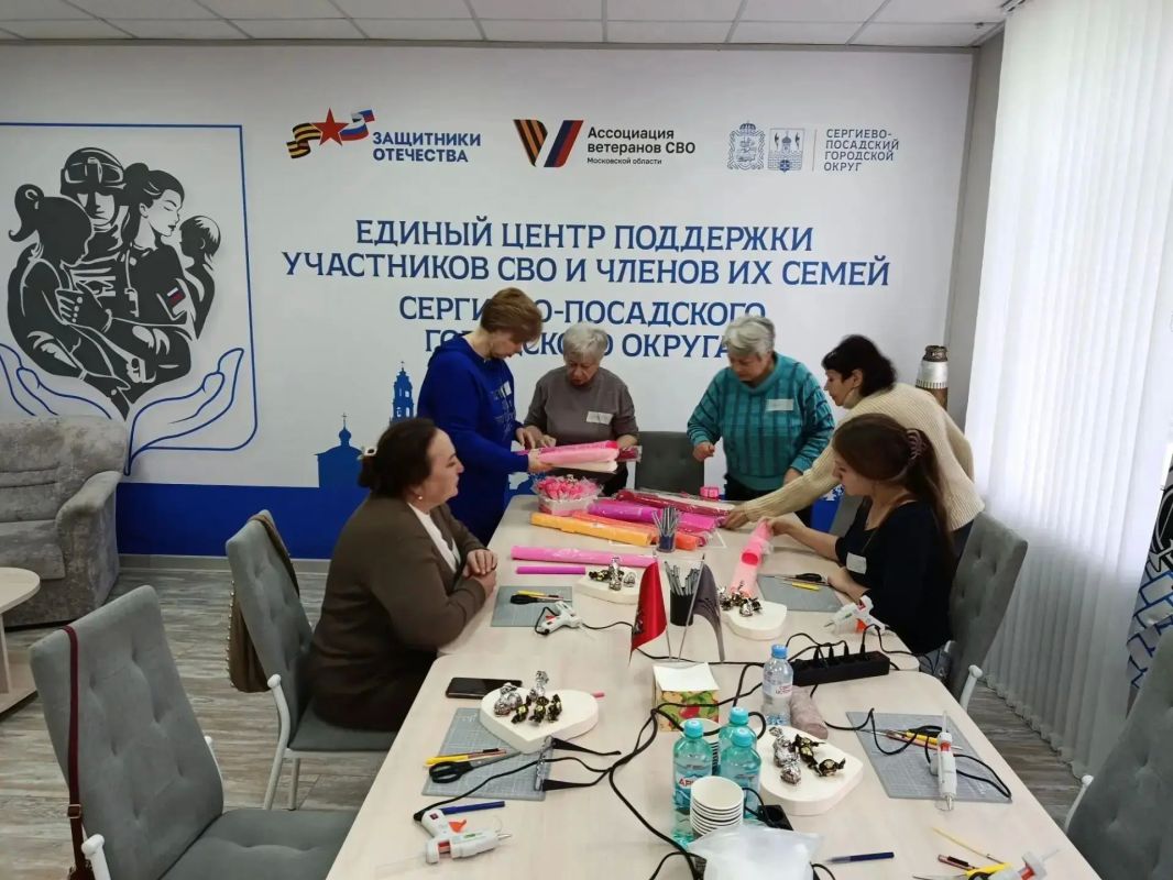 В Едином центре поддержки участников СВО и членов их семей состоялся творческий мастер-класс «Букет из конфет» В Едином центре поддержки участников СВО и членов их семей состоялся творческий мастер-класс «Букет из конфет»