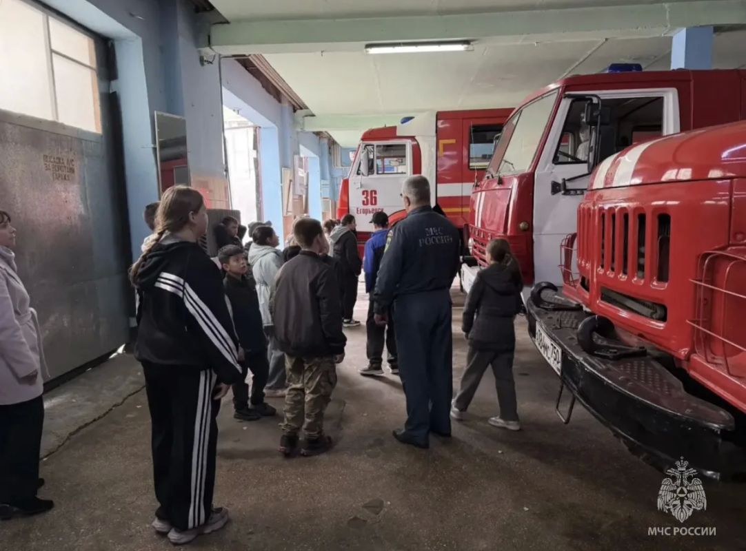 Экскурсия в мир безопасности: школьники Егорьевска побывали в гостях у огнеборцев Экскурсия в мир безопасности: школьники Егорьевска побывали в гостях у огнеборцев