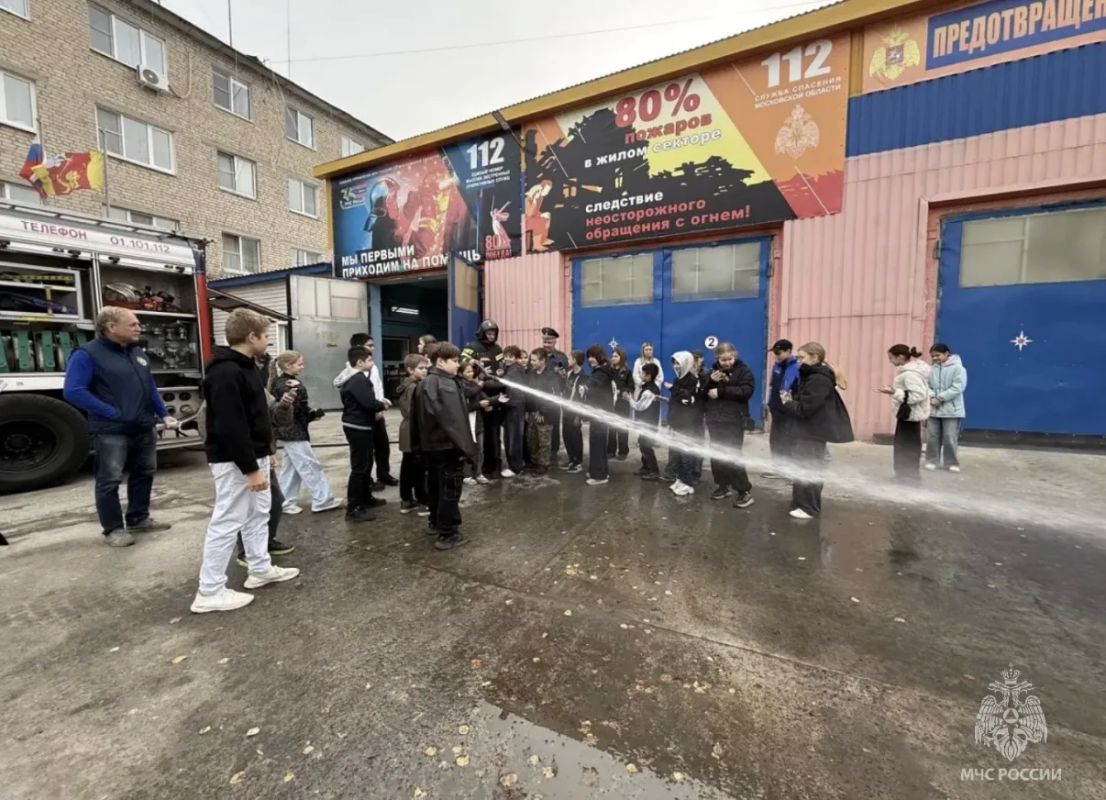 Экскурсия в мир безопасности: школьники Егорьевска побывали в гостях у огнеборцев Экскурсия в мир безопасности: школьники Егорьевска побывали в гостях у огнеборцев