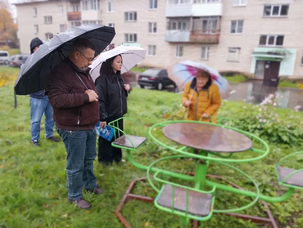 Заместитель главы округа Александр Белоус и депутат окружного Совета депутатов Анна Солдатова встретились с жителями д. Трехселище