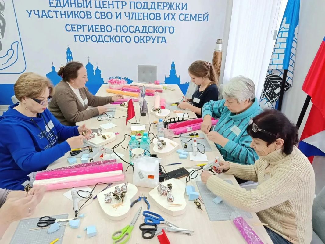 В Едином центре поддержки участников СВО и членов их семей состоялся творческий мастер-класс «Букет из конфет»