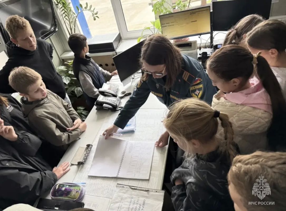 Экскурсия в мир безопасности: школьники Егорьевска побывали в гостях у огнеборцев Экскурсия в мир безопасности: школьники Егорьевска побывали в гостях у огнеборцев