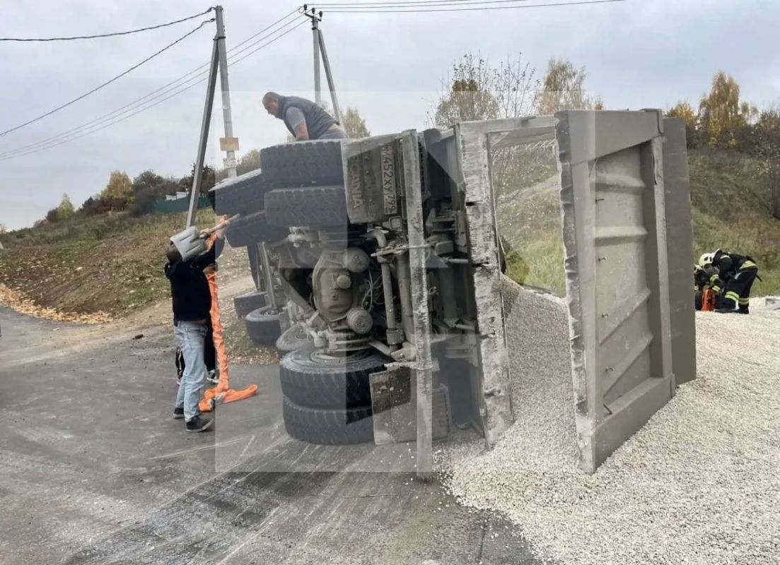 Два человека погибли при опрокидывании грузовика со щебнем в Подмосковье