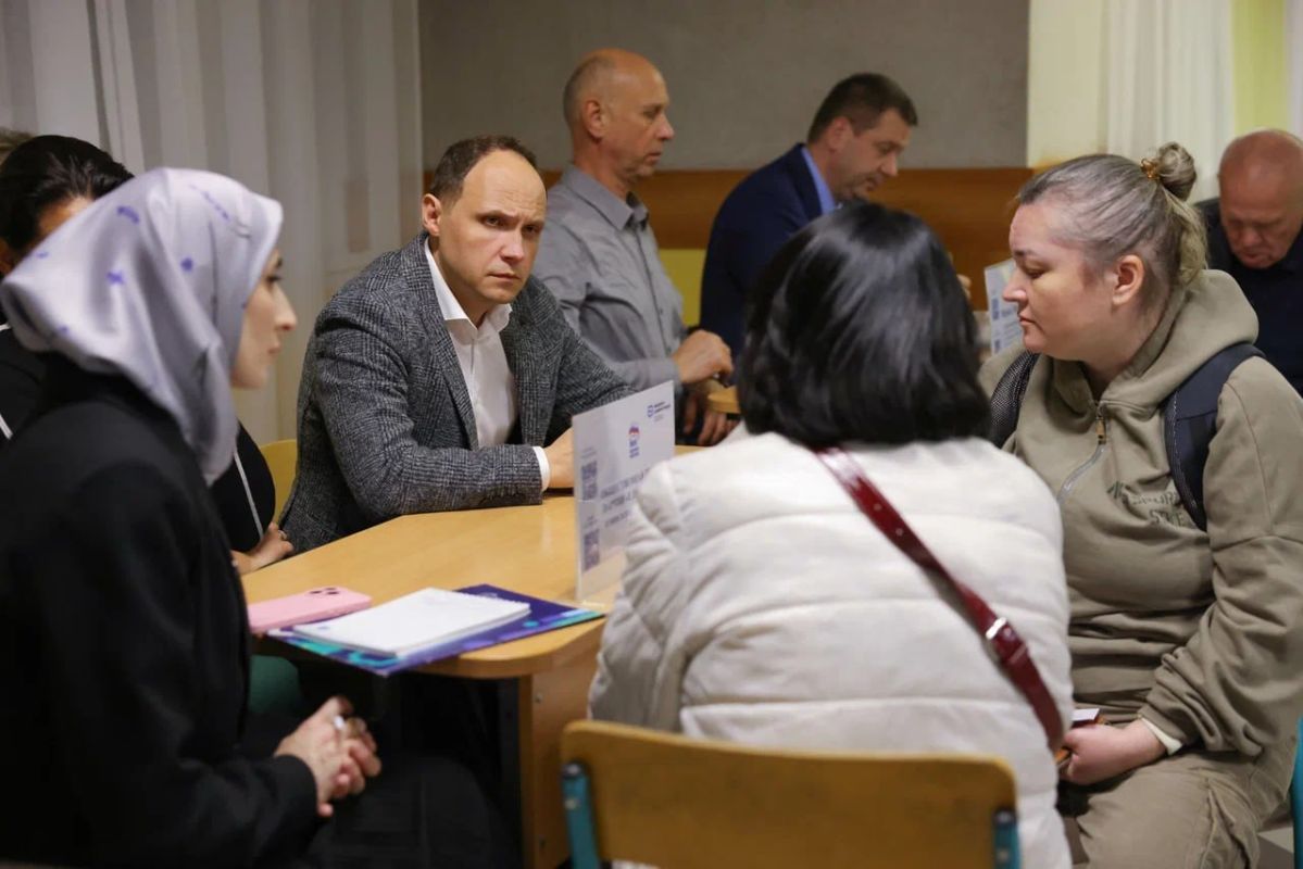 В Развилковской школе состоялась традиционная встреча с жителями в формате «выездной администрации», которую провёл первый заместитель главы Ленинского городского округа Владимир Иванов В Развилковской школе состоялась традиционная встреча с жителями в формате «выездной администрации», которую провёл первый заместитель главы Ленинского городского округа Владимир Иванов