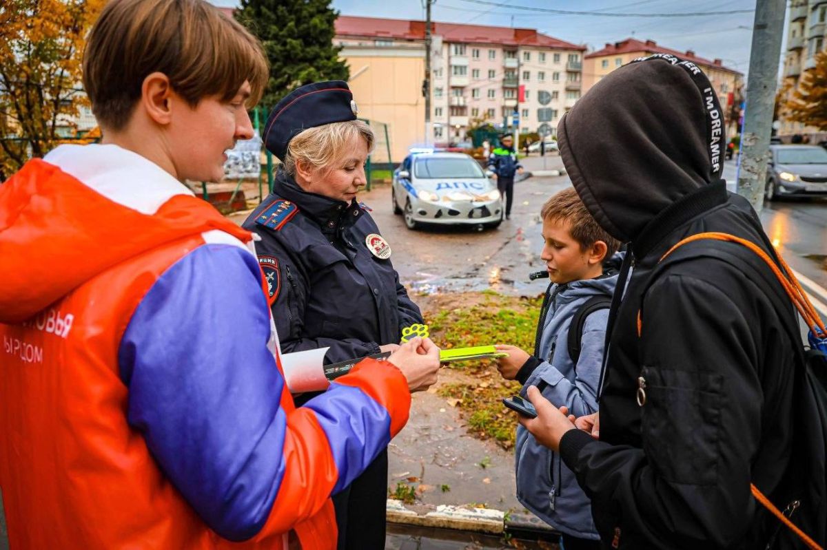 Госавтоинспекция городского округа Клин: акция «Засветись» рядом со школой Госавтоинспекция городского округа Клин: акция «Засветись» рядом со школой