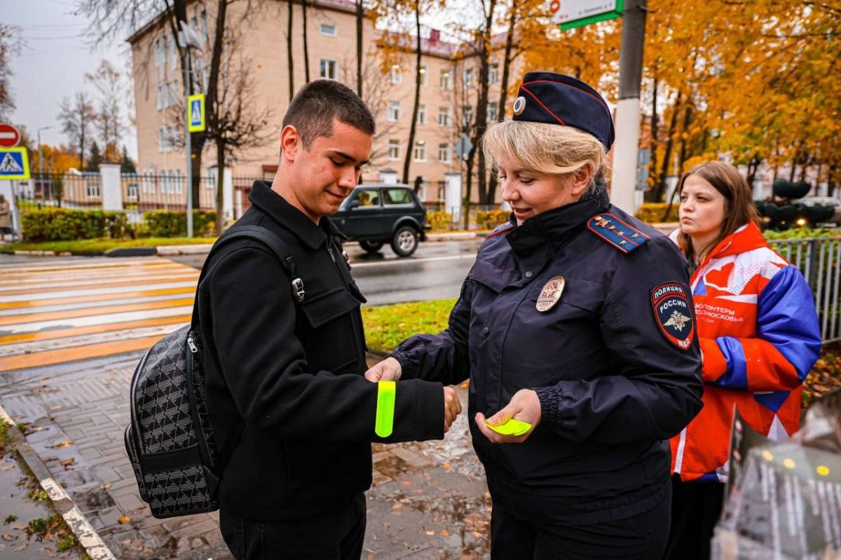 Госавтоинспекция городского округа Клин: акция «Засветись» рядом со школой Госавтоинспекция городского округа Клин: акция «Засветись» рядом со школой
