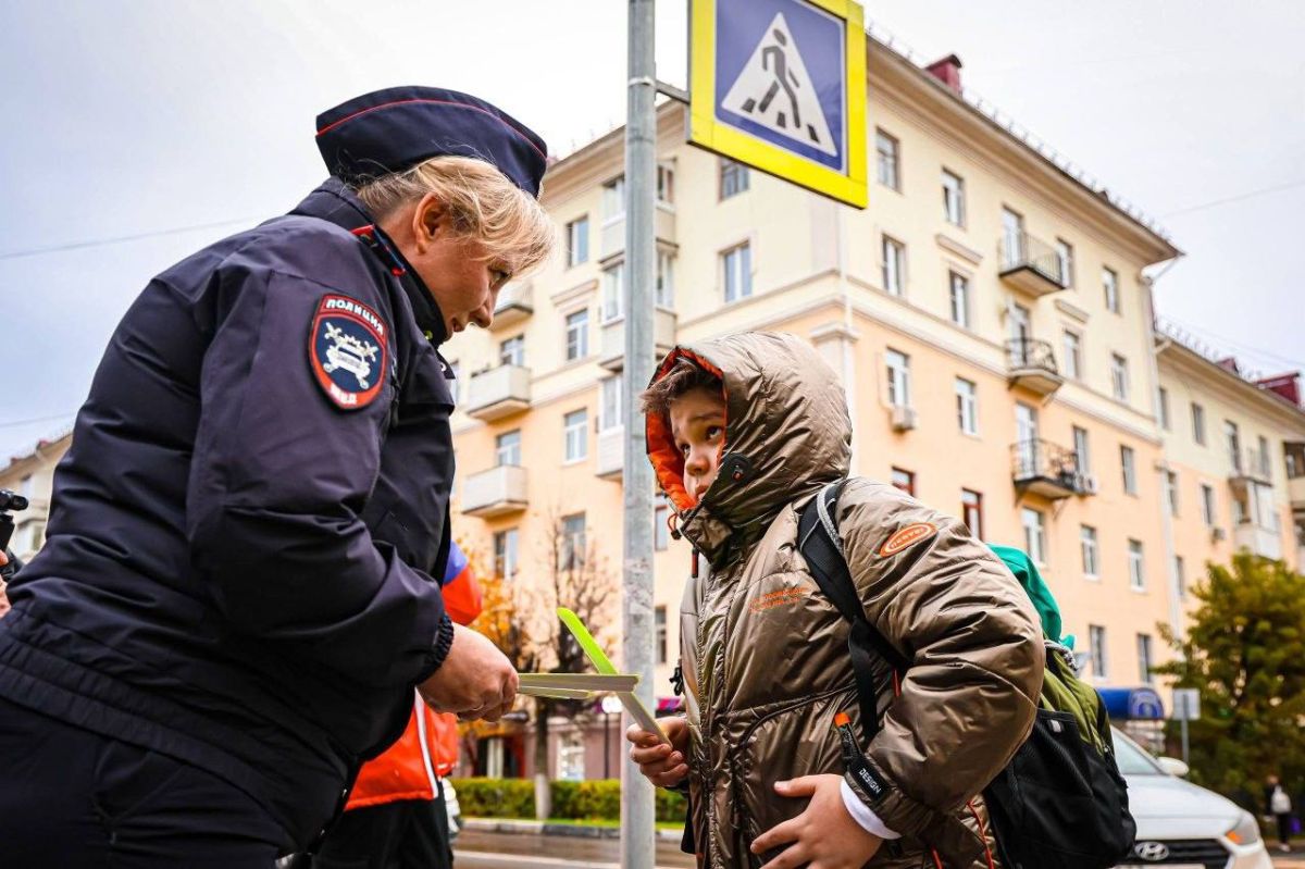 Госавтоинспекция городского округа Клин: акция «Засветись» рядом со школой Госавтоинспекция городского округа Клин: акция «Засветись» рядом со школой