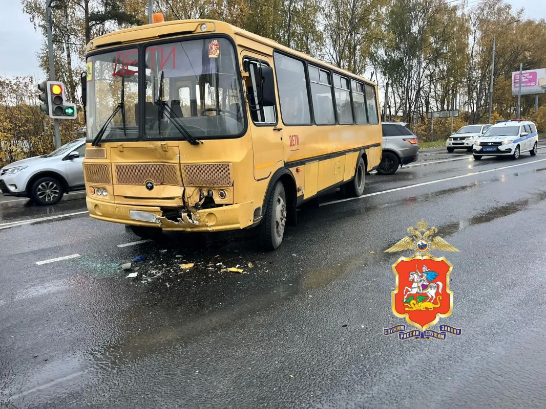 Сотрудники подмосковной Госавтоинспекции устанавливают обстоятельства ДТП с участием автобуса в г.о. Пушкино Сотрудники подмосковной Госавтоинспекции устанавливают обстоятельства ДТП с участием автобуса в г.о. Пушкино