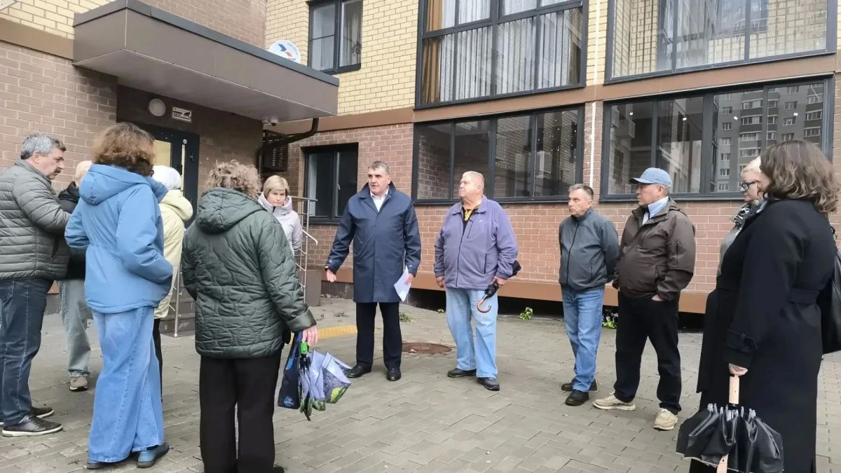Встречаемся с жителями во дворах и деревнях, разбираемся в вопросах на месте Встречаемся с жителями во дворах и деревнях, разбираемся в вопросах на месте