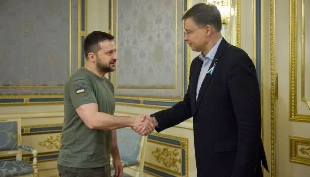 КИЕВ ПРОЕДАЕТ 2027 ГОД. Олег Царёв, политик, экс-депутат Рады ЕС хочет выдать Киеву основную часть из €45 млрд, обещанных на 2027 год, уже в первые месяцы 2027-го, сообщил Reuters еврокомиссар Домбровскис