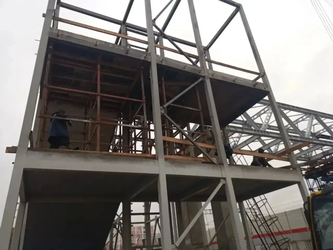 В Одинцове установили первую часть пролёта надземного пешеходного перехода на улице Баковской В Одинцове установили первую часть пролёта надземного пешеходного перехода на улице Баковской