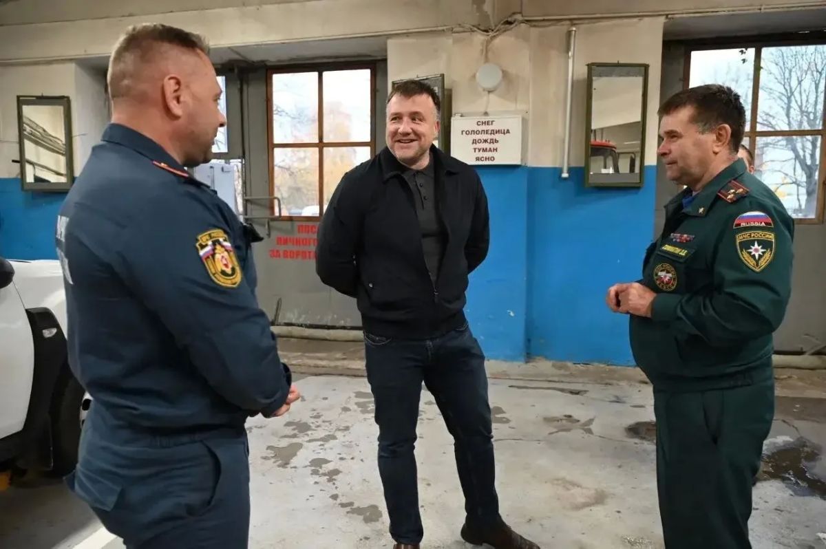 Глава городского округа Серпухов Алексей Шимко вместе с начальником ФГКУ 29 ПСО ФПС ГПС Главного управления МЧС России по Московской области Эдуардом Соломатиным наградил сотрудников ООО «ВВМТРАНС» за проявленный героизм Глава городского округа Серпухов Алексей Шимко вместе с начальником ФГКУ 29 ПСО ФПС ГПС Главного управления МЧС России по Московской области Эдуардом Соломатиным наградил сотрудников ООО «ВВМТРАНС» за проявленный героизм