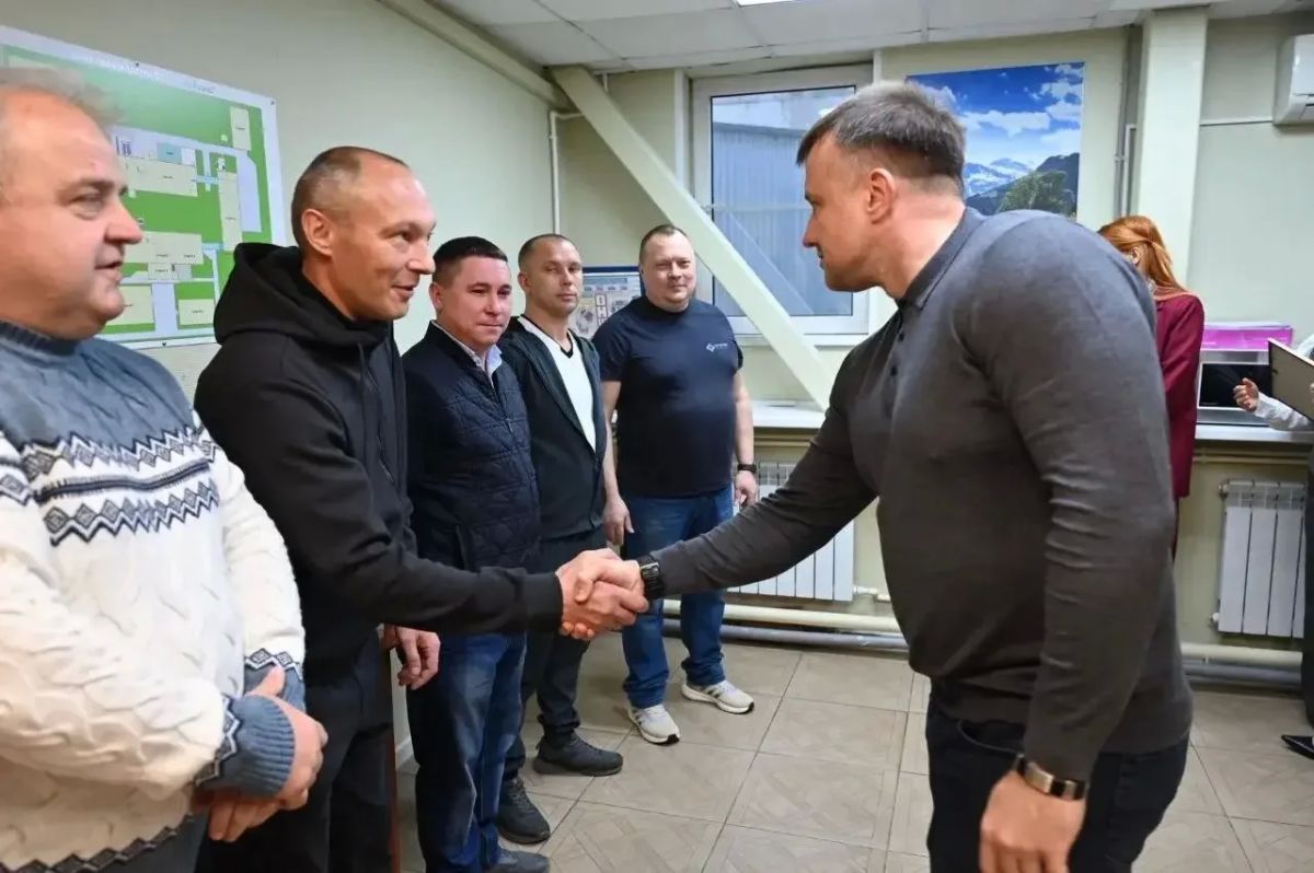 Глава городского округа Серпухов Алексей Шимко вместе с начальником ФГКУ 29 ПСО ФПС ГПС Главного управления МЧС России по Московской области Эдуардом Соломатиным наградил сотрудников ООО «ВВМТРАНС» за проявленный героизм Глава городского округа Серпухов Алексей Шимко вместе с начальником ФГКУ 29 ПСО ФПС ГПС Главного управления МЧС России по Московской области Эдуардом Соломатиным наградил сотрудников ООО «ВВМТРАНС» за проявленный героизм