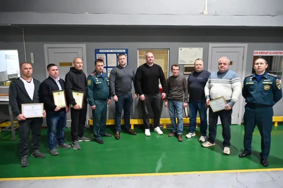 Глава городского округа Серпухов Алексей Шимко вместе с начальником ФГКУ 29 ПСО ФПС ГПС Главного управления МЧС России по Московской области Эдуардом Соломатиным наградил сотрудников ООО «ВВМТРАНС» за проявленный героизм
