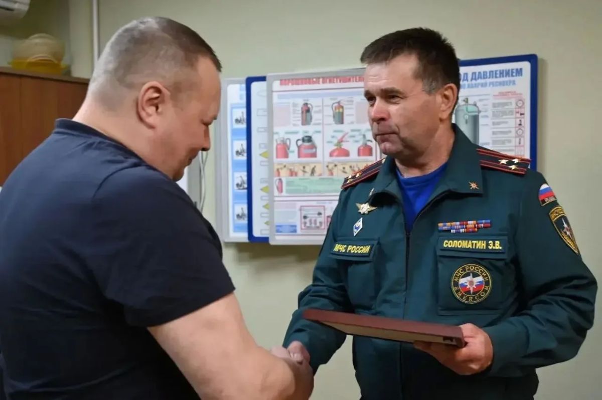 Глава городского округа Серпухов Алексей Шимко вместе с начальником ФГКУ 29 ПСО ФПС ГПС Главного управления МЧС России по Московской области Эдуардом Соломатиным наградил сотрудников ООО «ВВМТРАНС» за проявленный героизм Глава городского округа Серпухов Алексей Шимко вместе с начальником ФГКУ 29 ПСО ФПС ГПС Главного управления МЧС России по Московской области Эдуардом Соломатиным наградил сотрудников ООО «ВВМТРАНС» за проявленный героизм