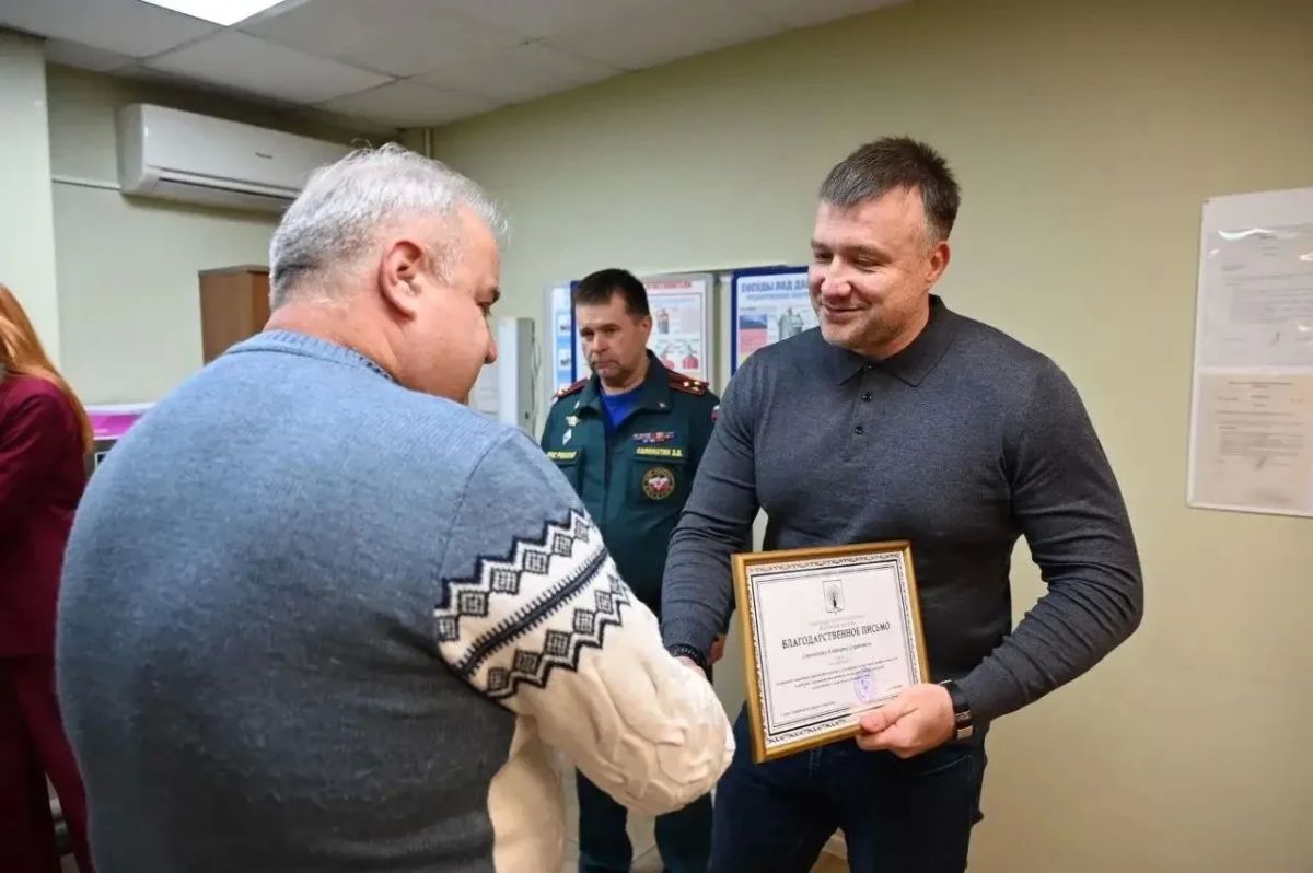 Глава городского округа Серпухов Алексей Шимко вместе с начальником ФГКУ 29 ПСО ФПС ГПС Главного управления МЧС России по Московской области Эдуардом Соломатиным наградил сотрудников ООО «ВВМТРАНС» за проявленный героизм Глава городского округа Серпухов Алексей Шимко вместе с начальником ФГКУ 29 ПСО ФПС ГПС Главного управления МЧС России по Московской области Эдуардом Соломатиным наградил сотрудников ООО «ВВМТРАНС» за проявленный героизм