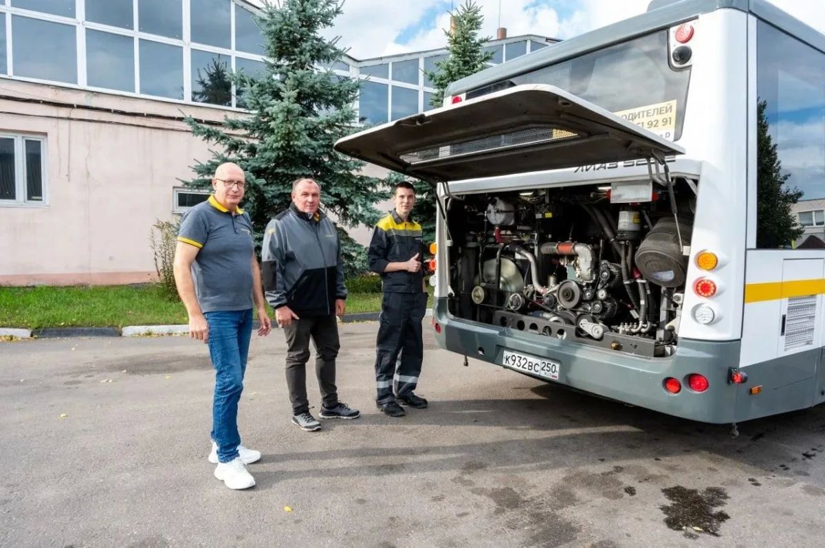 Мострансавто приглашает на работу водителей автобусов, слесарей, электрогазосварщиков, станочников, аккумуляторщиков, маляров, медников, обойщиков, рихтовщиков кузовов и ремонтировщиков резиновых изделий