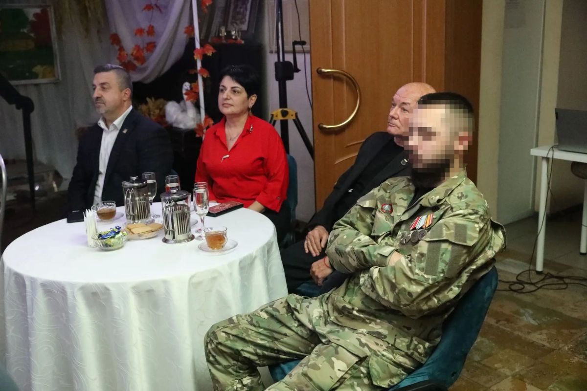 Мужество и патриотизм: в Долгопрудном незрячим ветеранам представили спектакль об Иосифе Кобзоне Мужество и патриотизм: в Долгопрудном незрячим ветеранам представили спектакль об Иосифе Кобзоне