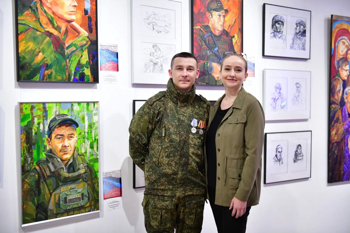 Глава Химок Инна Федотова посетила выставку «Лица героев» Глава Химок Инна Федотова посетила выставку «Лица героев»