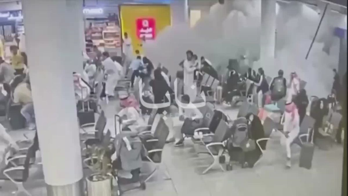 Момент удара ракеты хуситов по международному аэропорту Абха в Саудовской Аравии, произошедший несколько дней назад, снятый камерами наблюдения