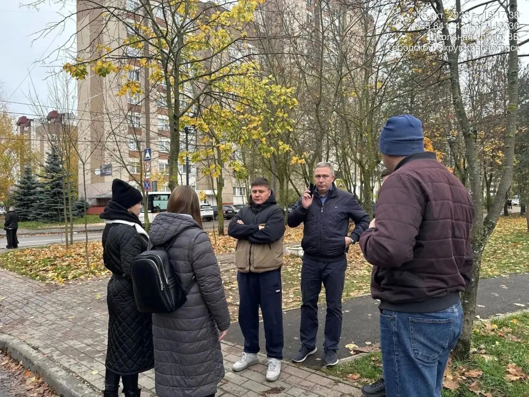 На связи с жителями. . Ход работ по благоустройству сквера на улице Школьной и развитие доступной среды обсудил с жителями поселка Нахабино заместитель главы городского округа Красногорск Дмитрий Зверев На связи с жителями. . Ход работ по благоустройству сквера на улице Школьной и развитие доступной среды обсудил с жителями поселка Нахабино заместитель главы городского округа Красногорск Дмитрий Зверев