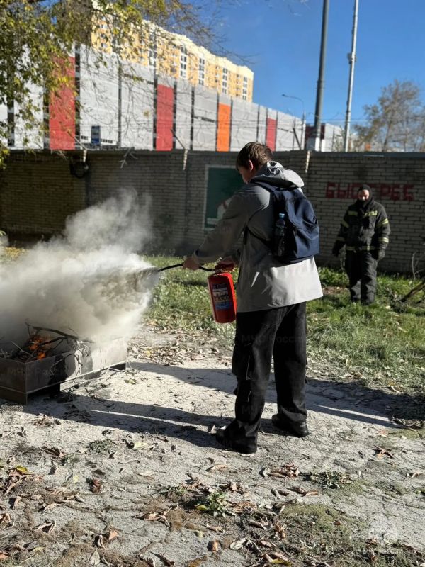 В Долгопрудном сотрудники МЧС России и ВДПО провели практическое занятие по использованию огнетушителей В Долгопрудном сотрудники МЧС России и ВДПО провели практическое занятие по использованию огнетушителей