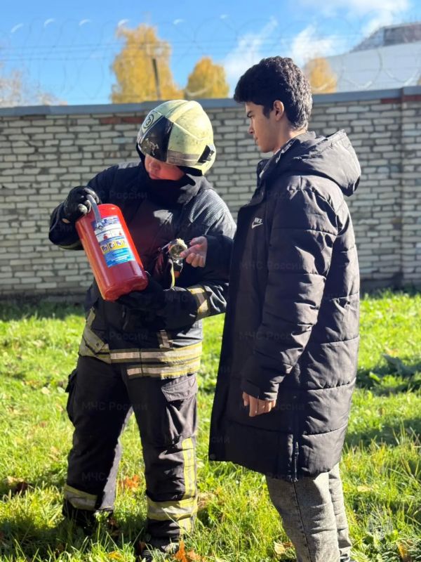 В Долгопрудном сотрудники МЧС России и ВДПО провели практическое занятие по использованию огнетушителей В Долгопрудном сотрудники МЧС России и ВДПО провели практическое занятие по использованию огнетушителей
